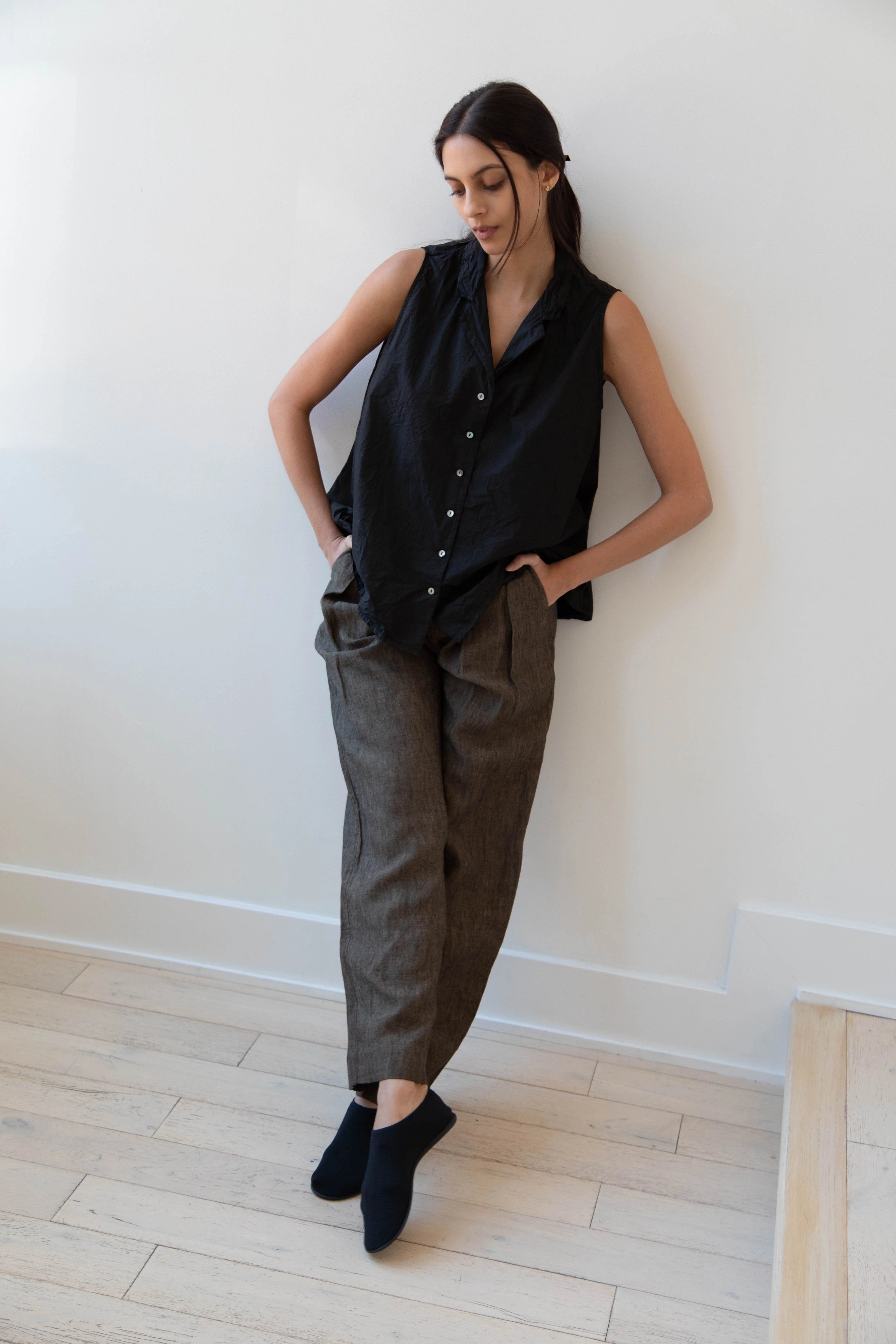 Album di Famiglia | TC Cotton Sleeveless Collar Shirt in Black - Image 13