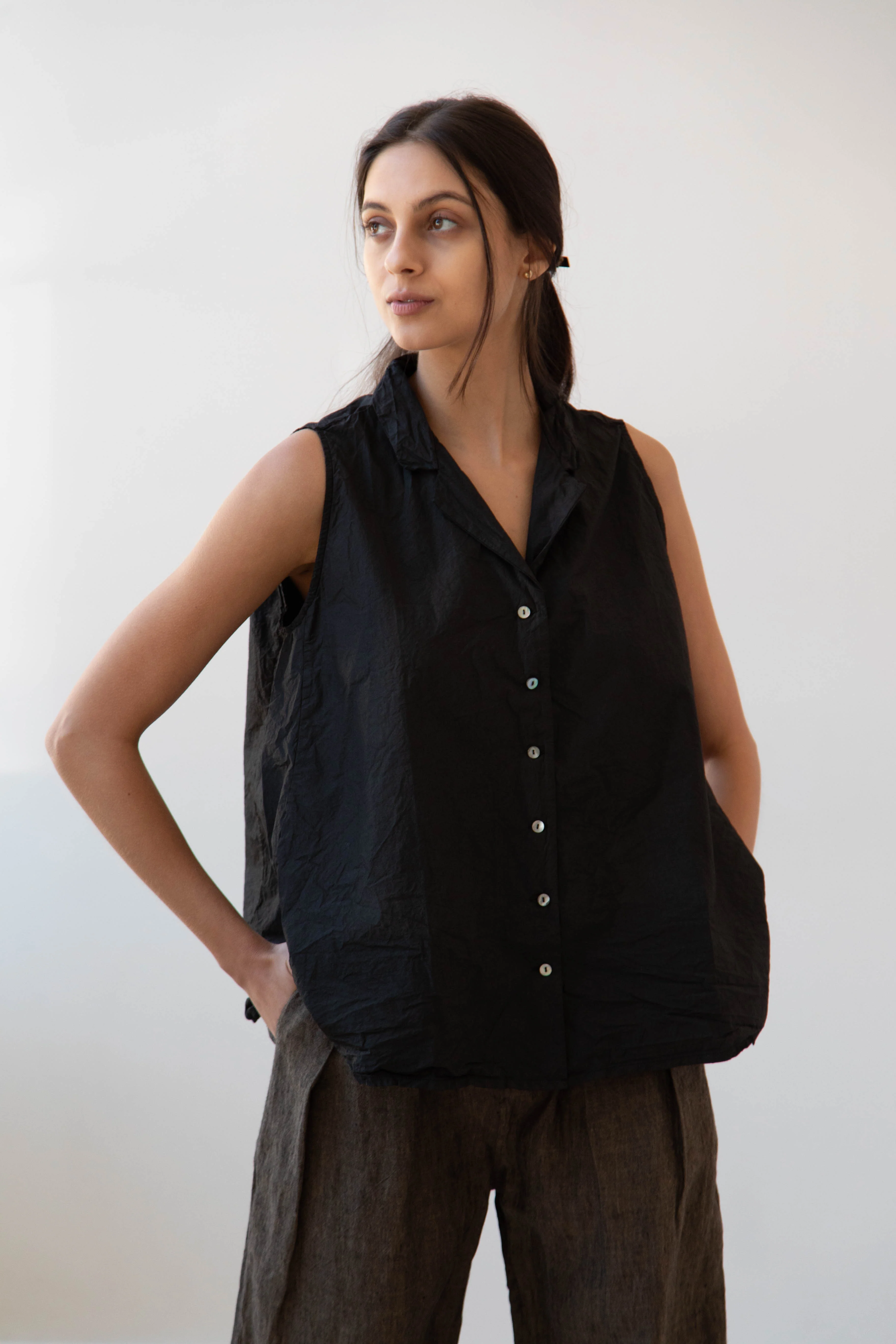 Album di Famiglia | TC Cotton Sleeveless Collar Shirt in Black - Image 17