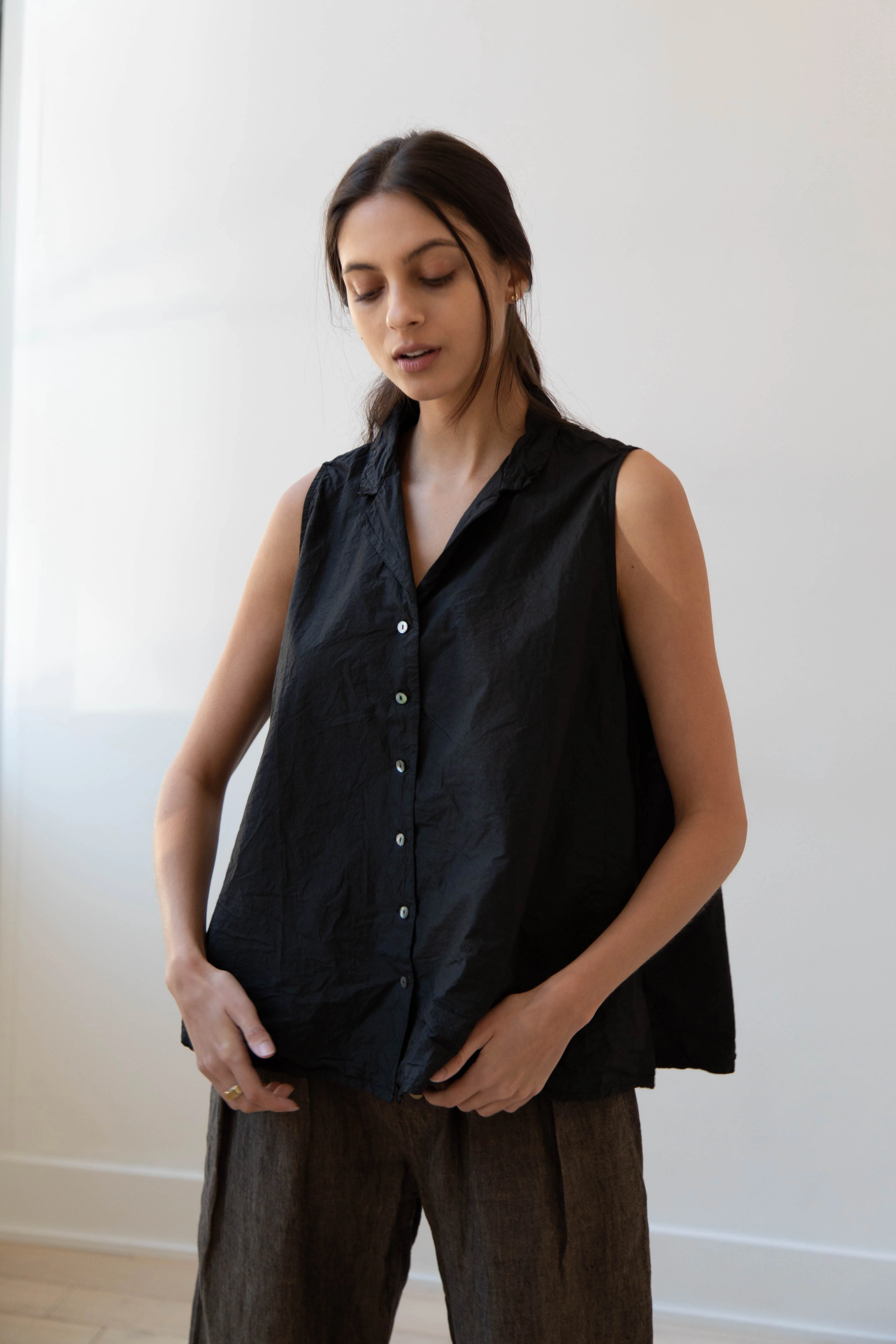 Album di Famiglia | TC Cotton Sleeveless Collar Shirt in Black - Image 18