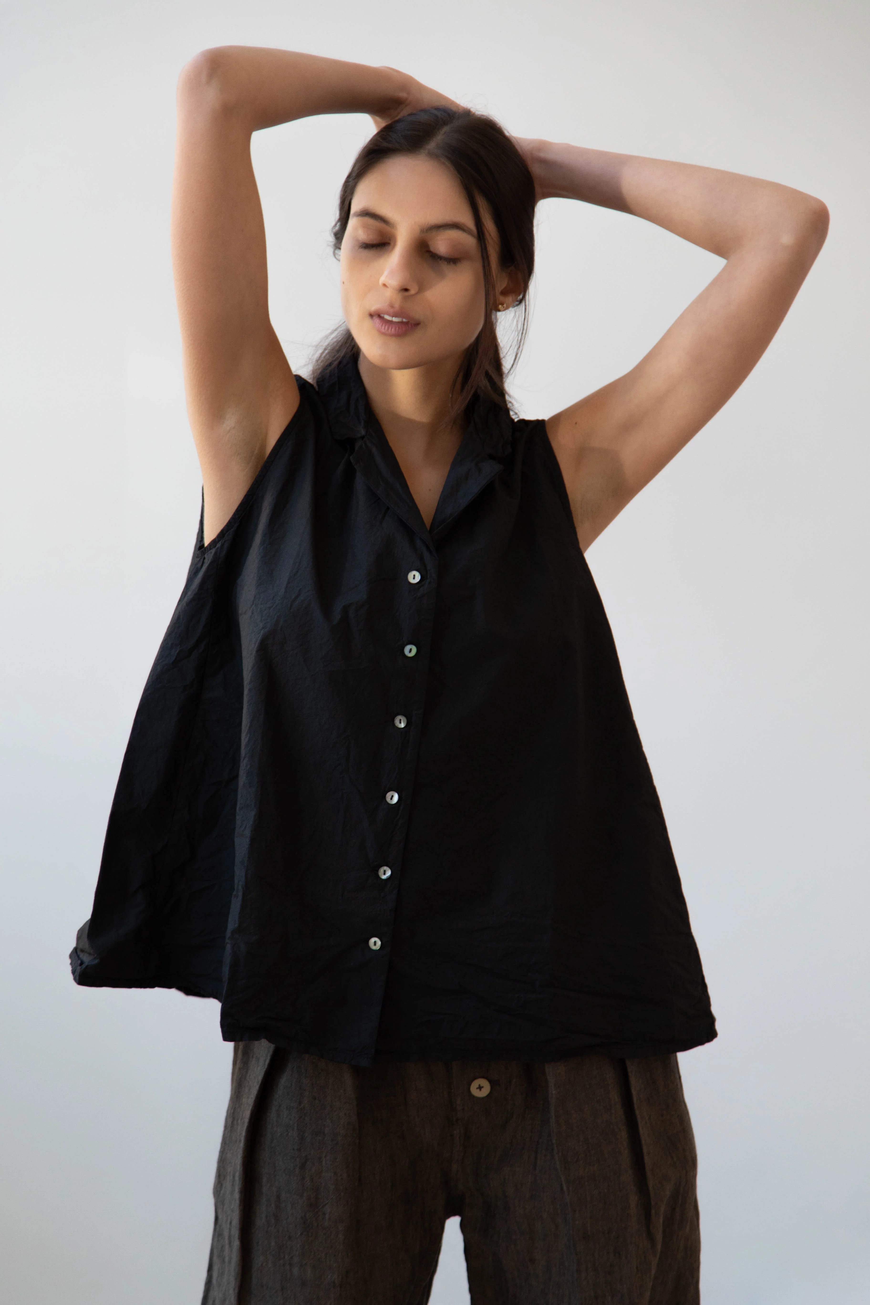 Album di Famiglia | TC Cotton Sleeveless Collar Shirt in Black - Image 22