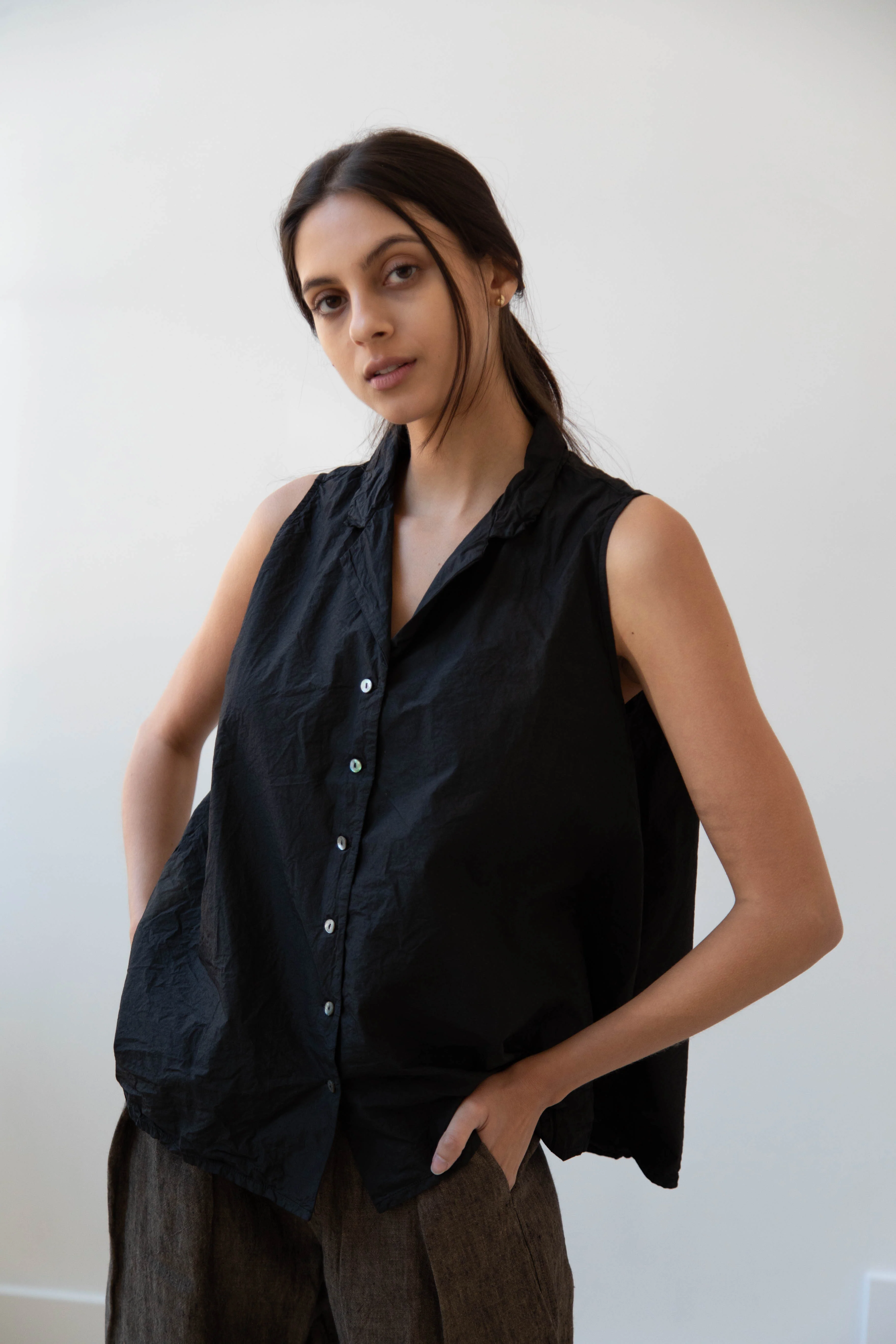 Album di Famiglia | TC Cotton Sleeveless Collar Shirt in Black - Image 4