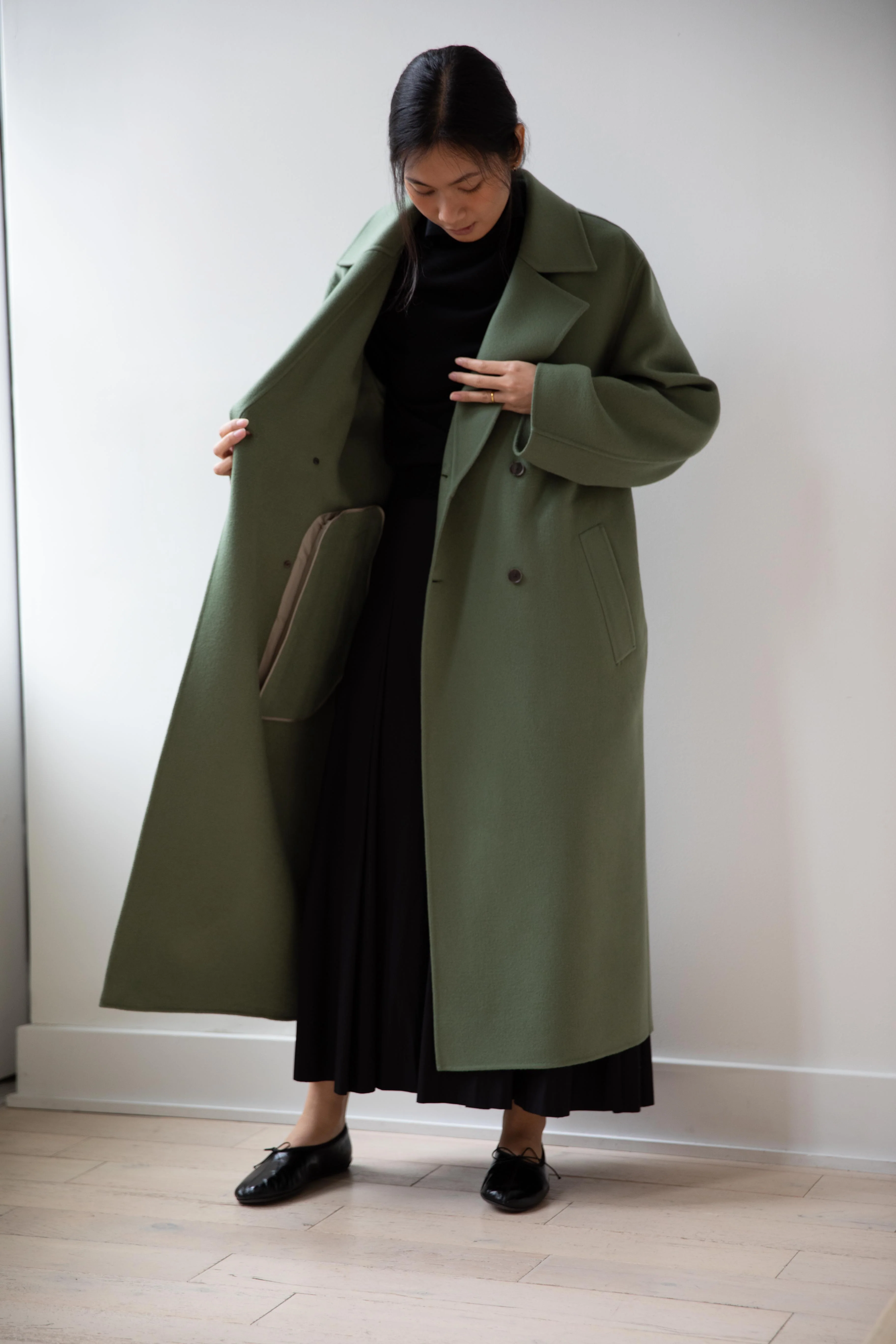 Auralee | Cashmere Melton Handsewn Coat in Olive - Image 20