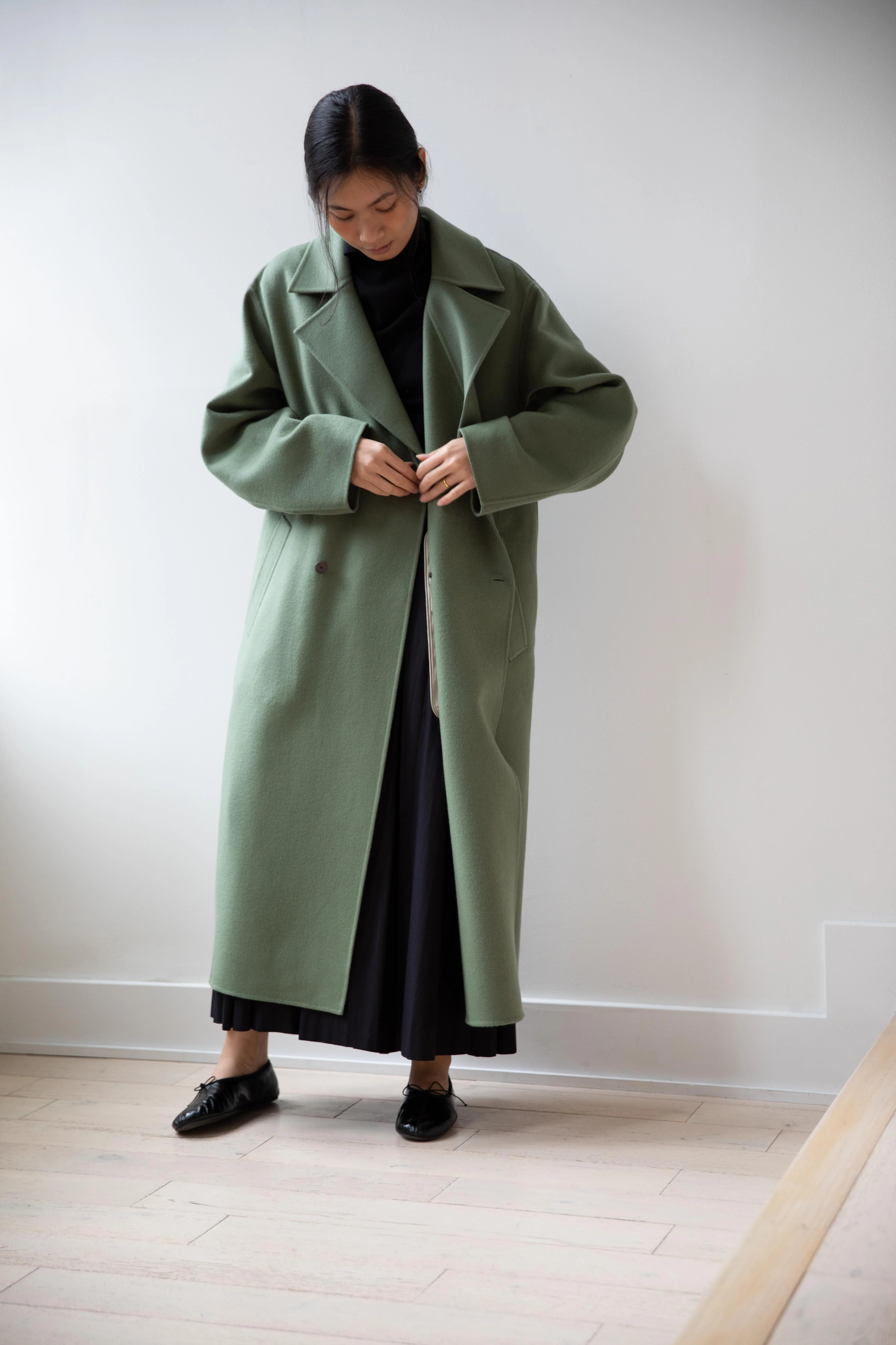 Auralee | Cashmere Melton Handsewn Coat in Olive - Image 21