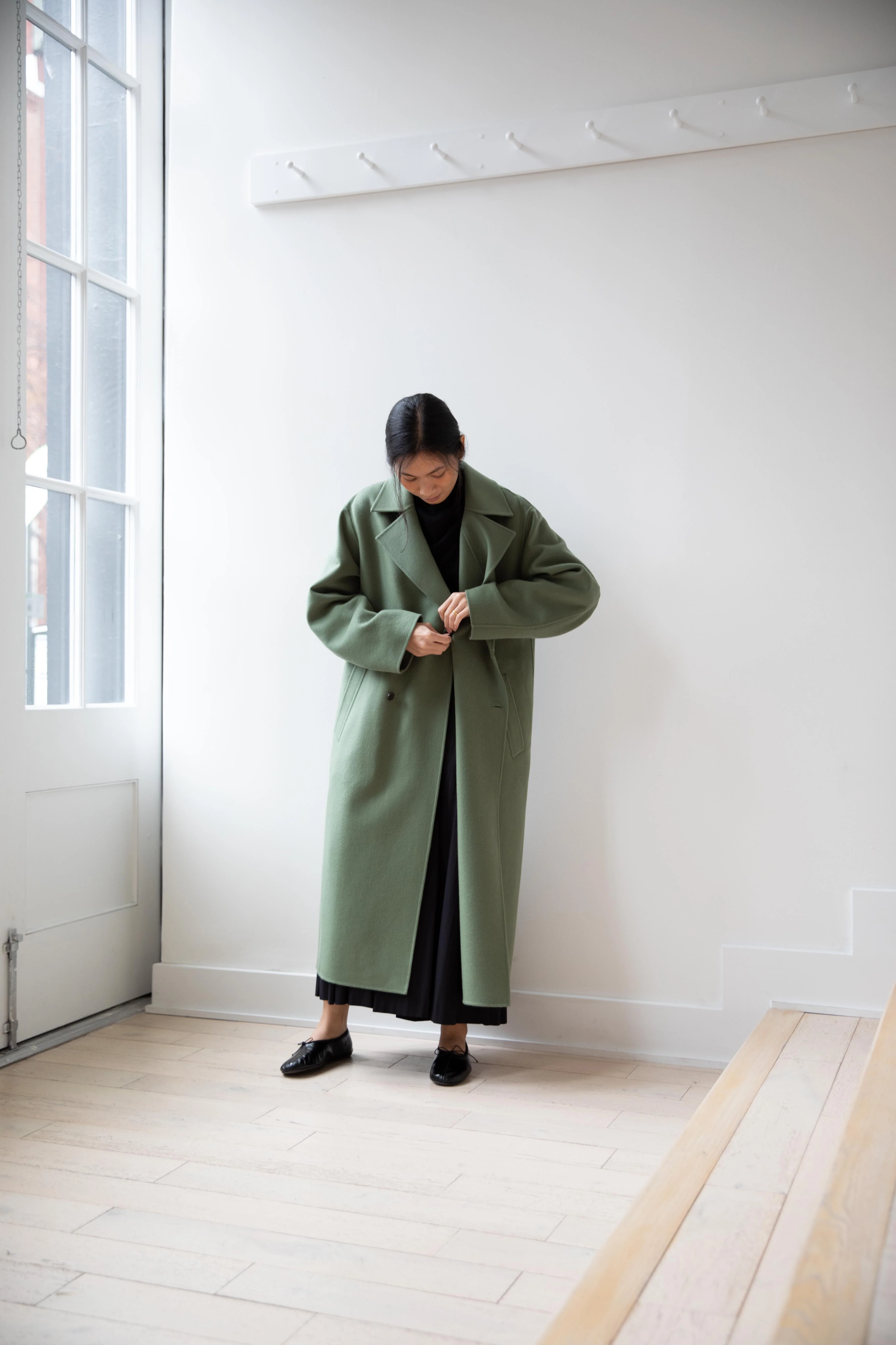 Auralee | Cashmere Melton Handsewn Coat in Olive - Image 22