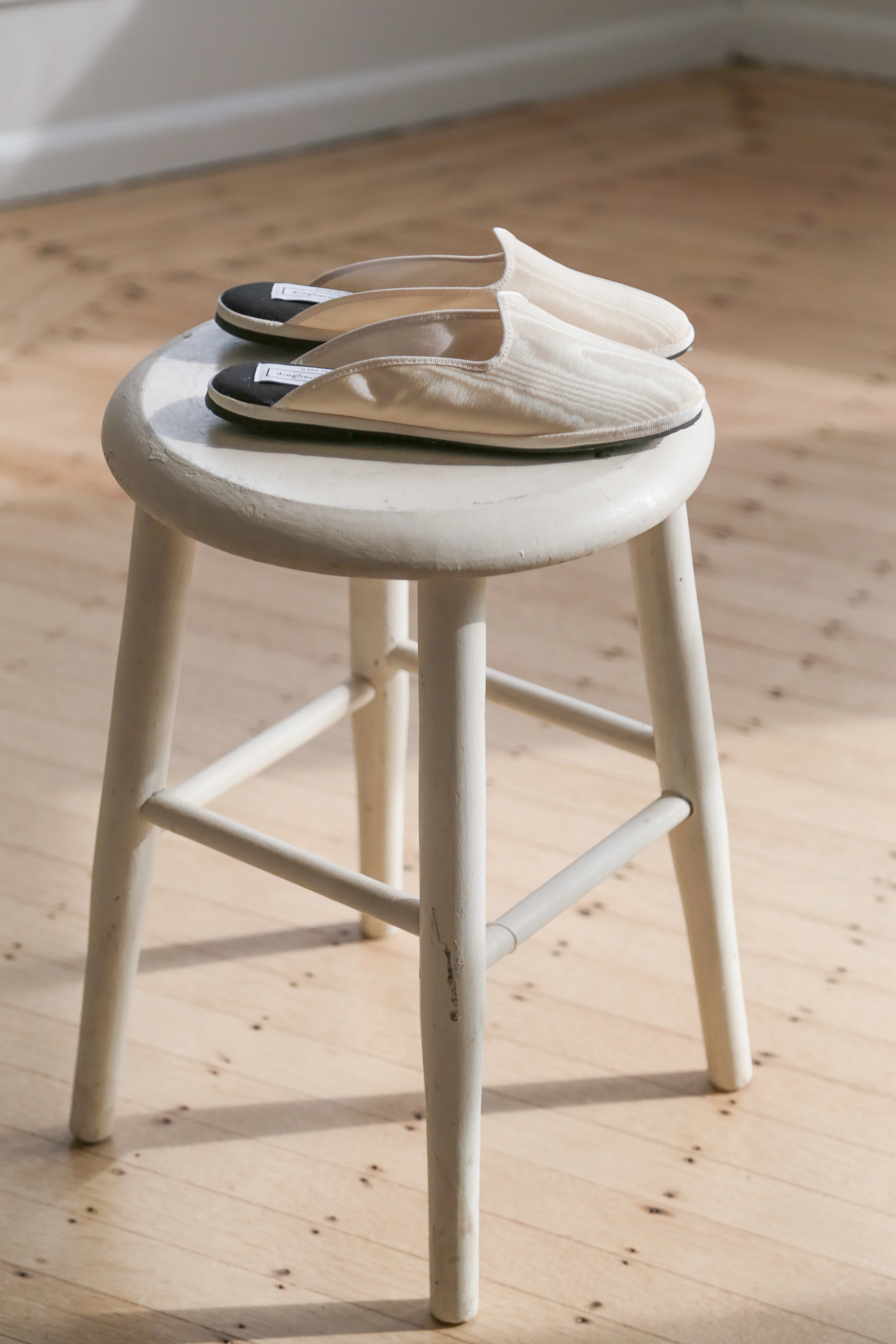 Drogheria Crivellini Silk Slides in Cream - Image 10