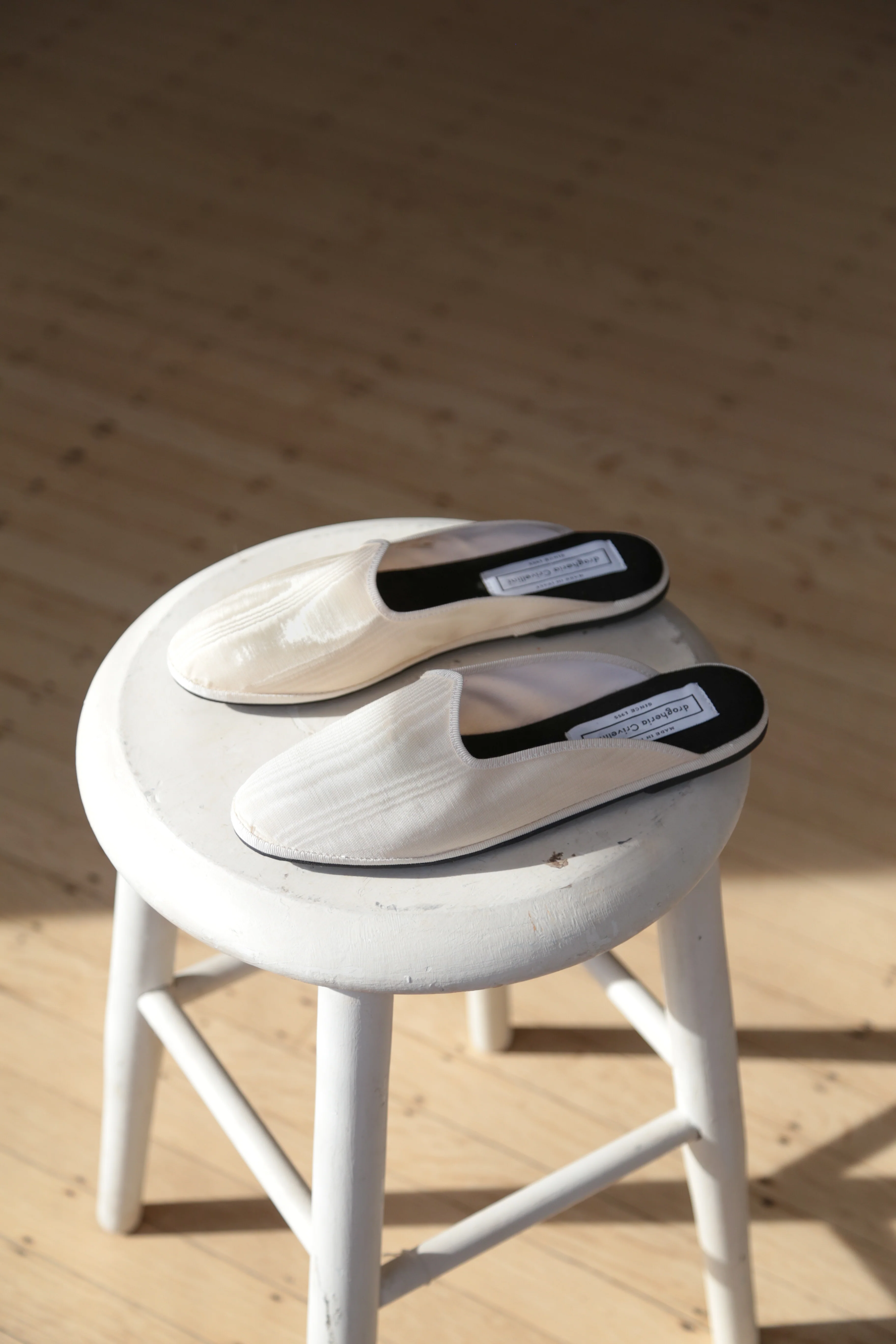 Drogheria Crivellini Silk Slides in Cream - Image 12
