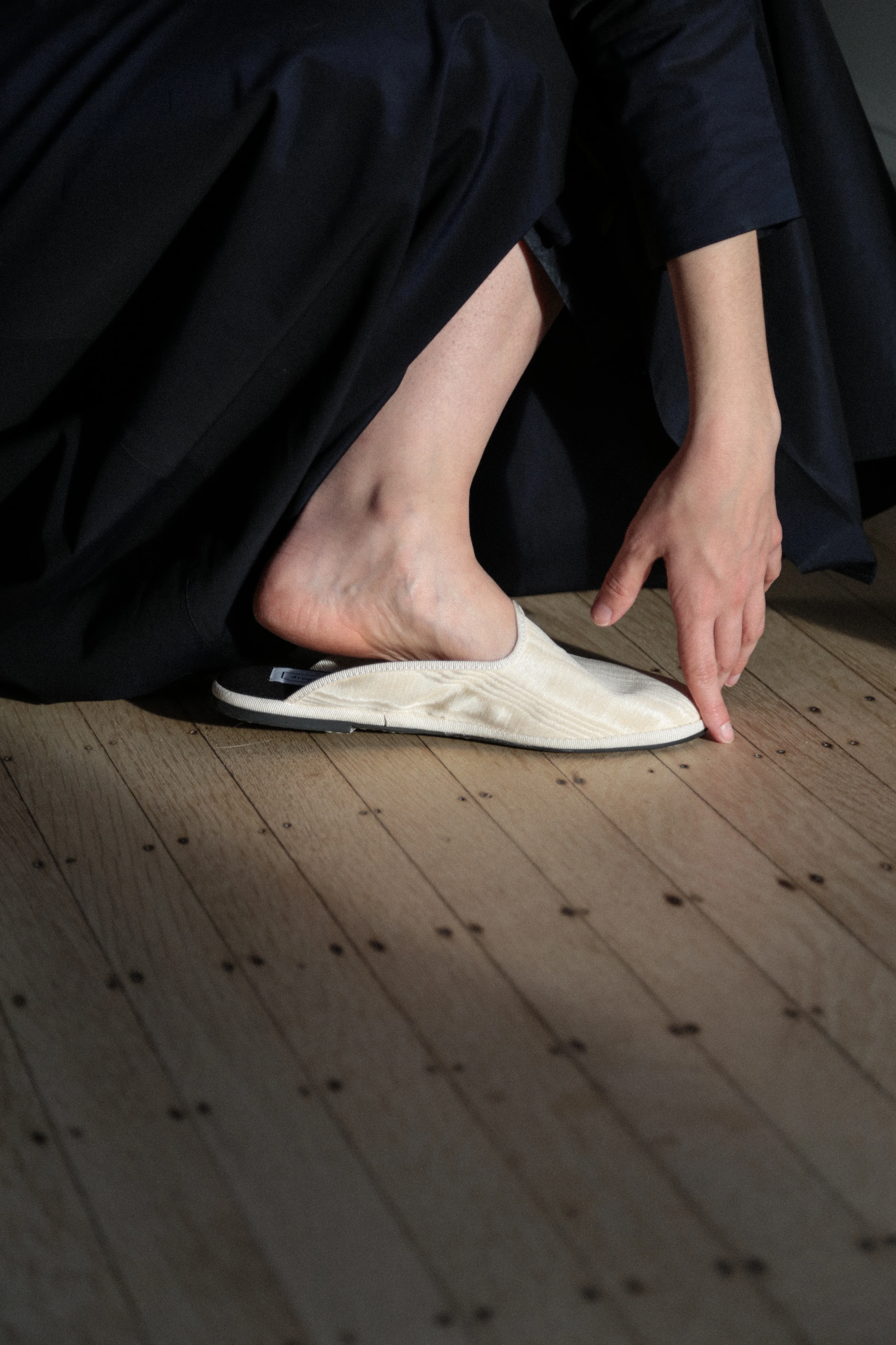 Drogheria Crivellini Silk Slides in Cream - Image 13