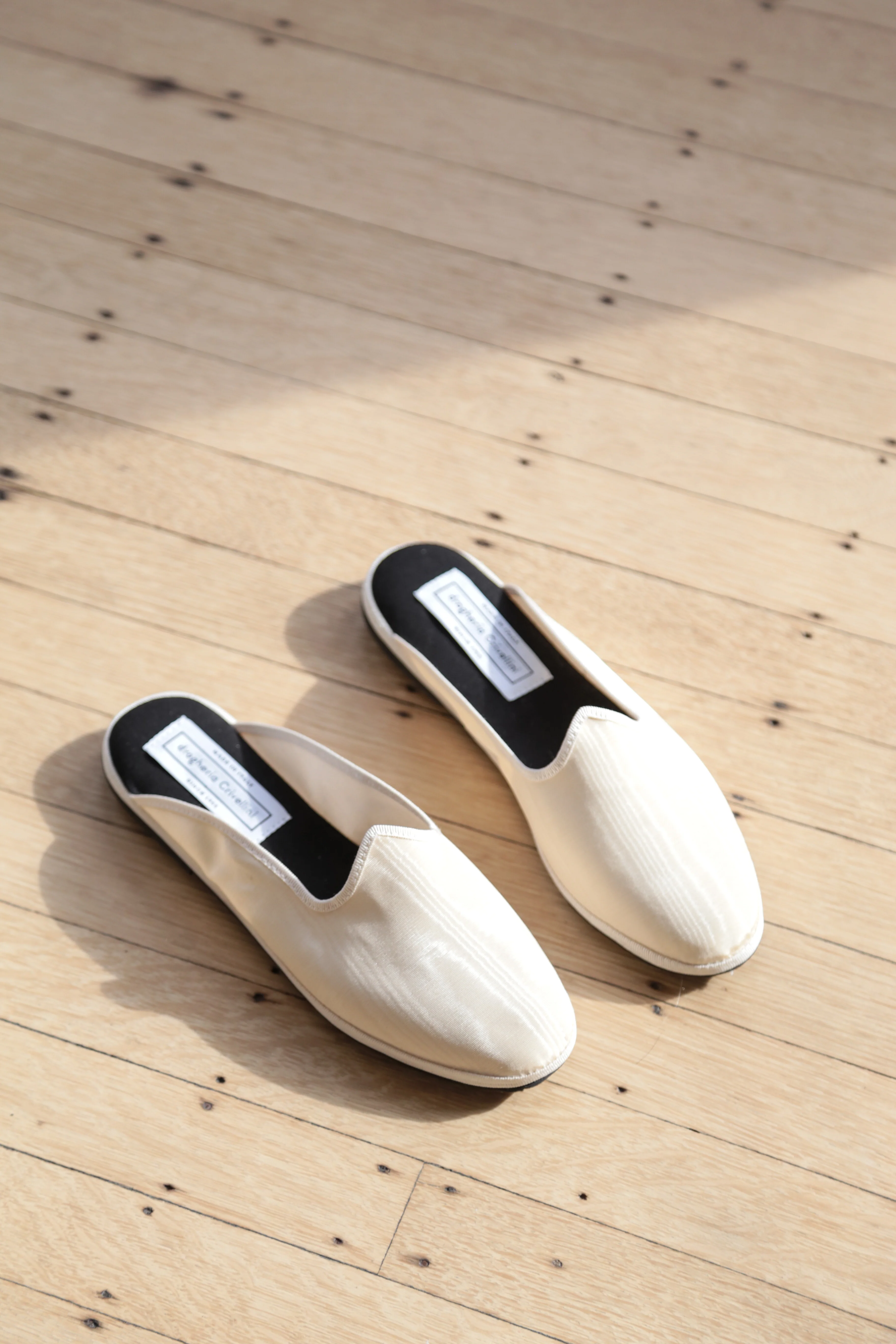 Drogheria Crivellini Silk Slides in Cream - Image 3