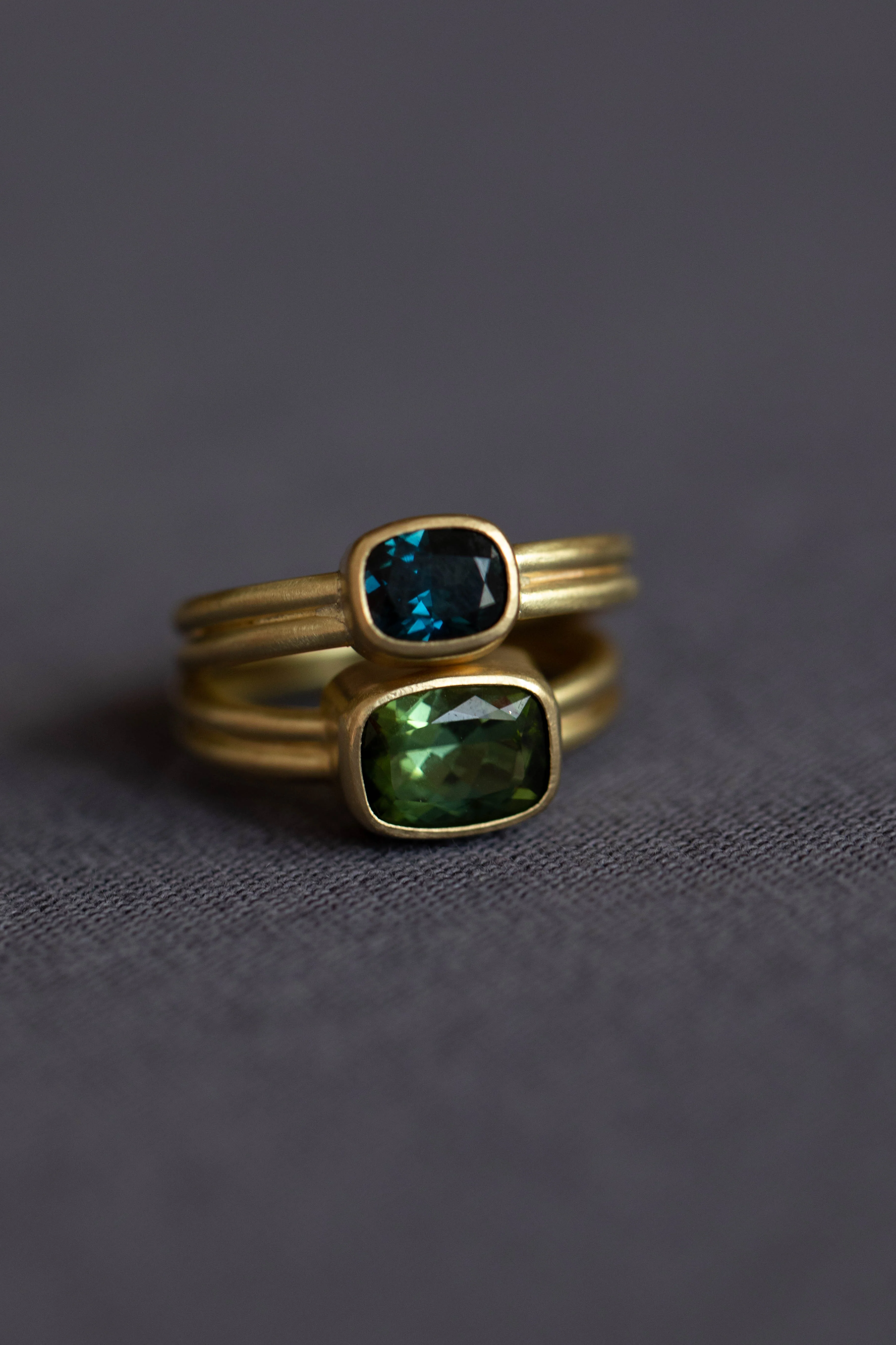 East Camp | Sapphire Double Band Ring in 18k Gold - Image 4