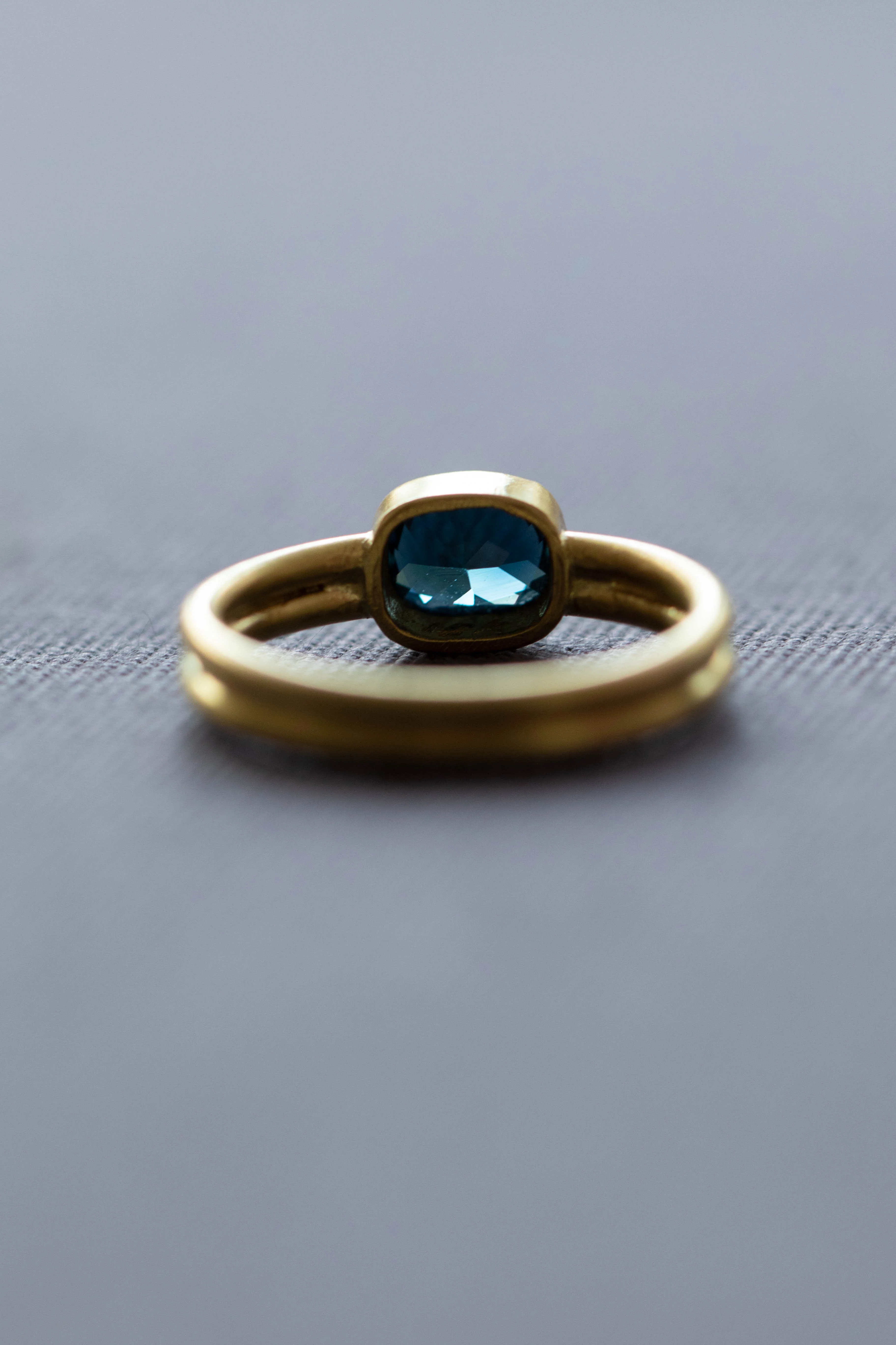 East Camp | Sapphire Double Band Ring in 18k Gold - Image 7