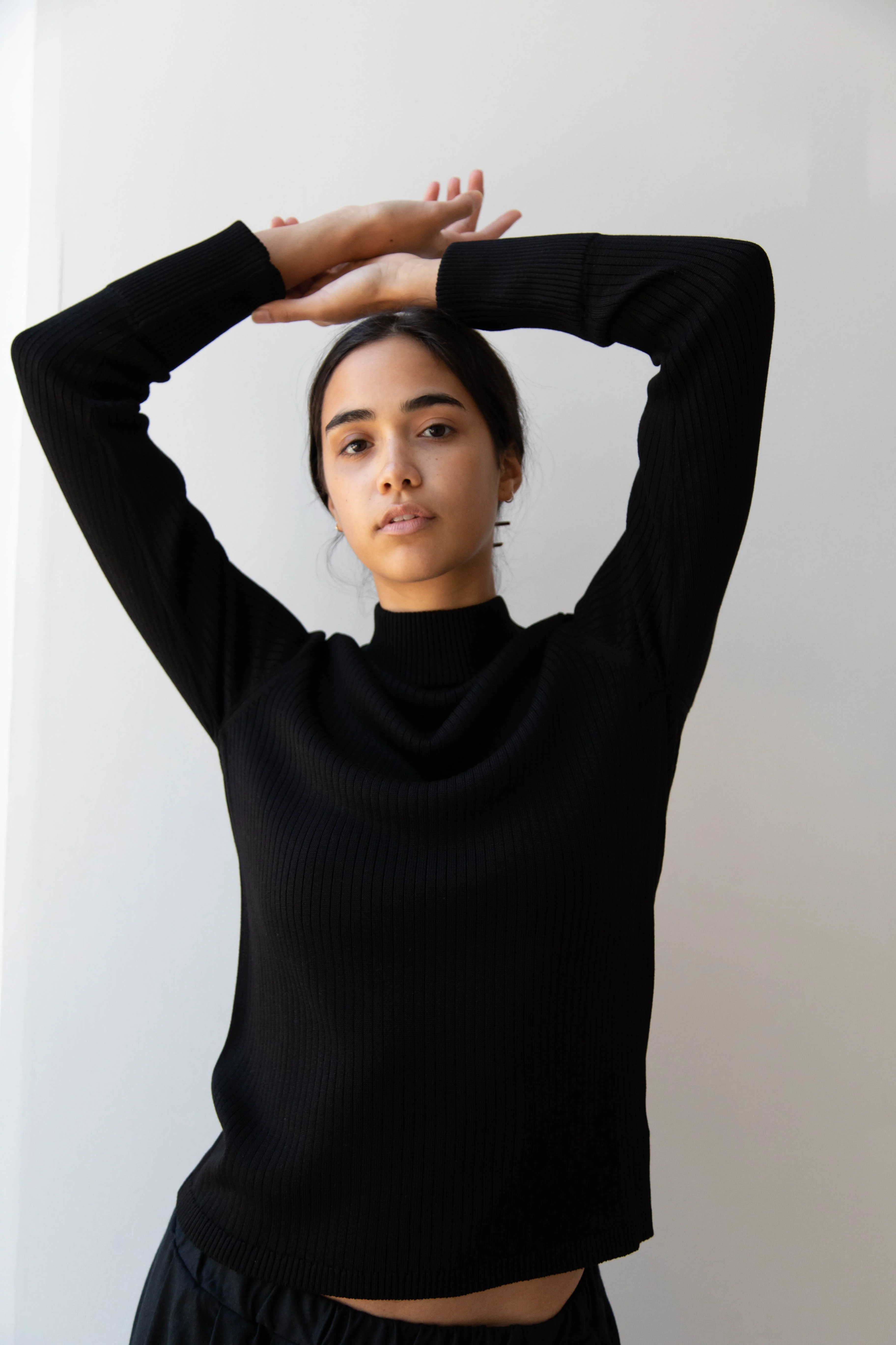 Une Heures Homme Long Sleeve Mock Neck in Noir - Image 15