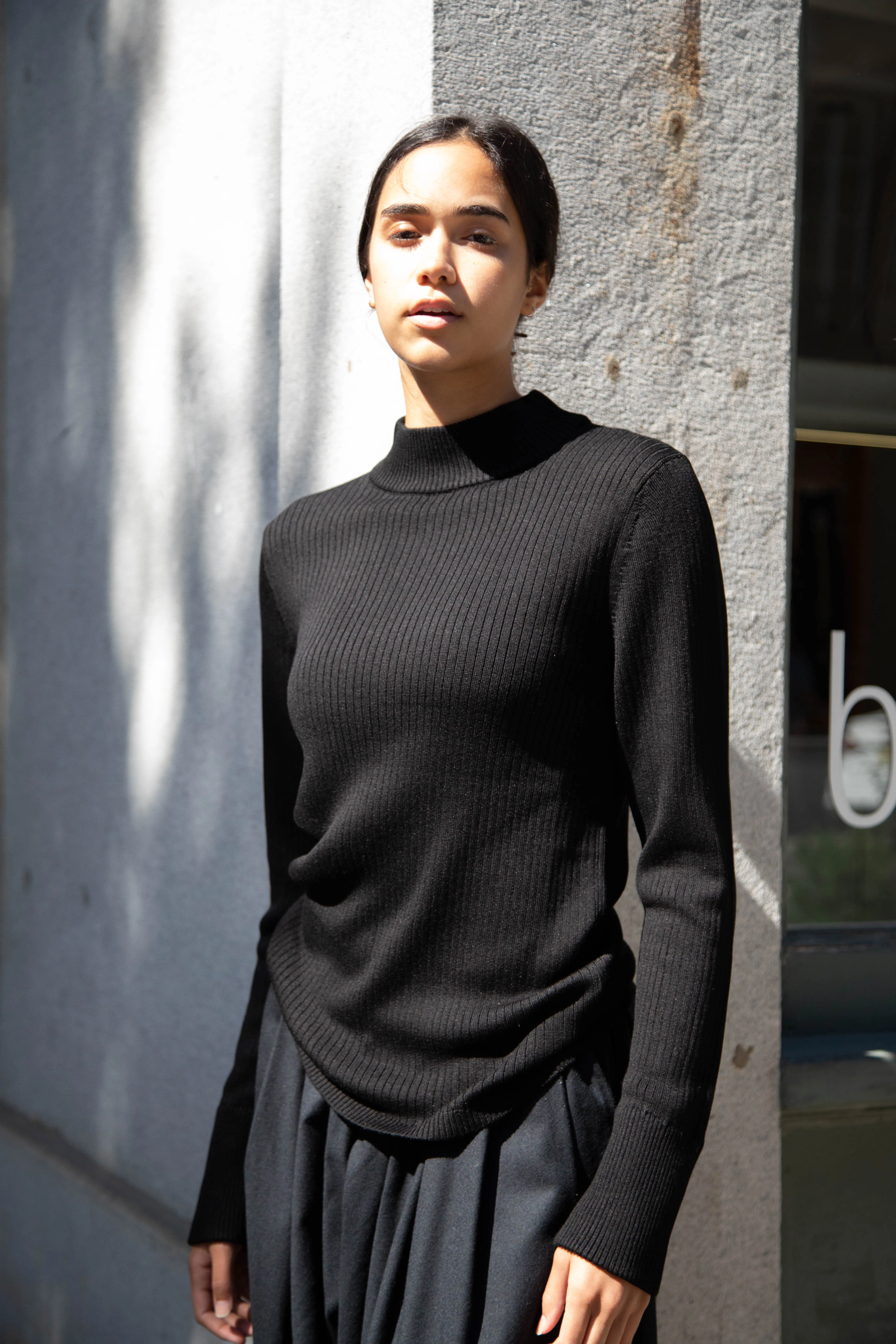 Une Heures Homme Long Sleeve Mock Neck in Noir - Image 17