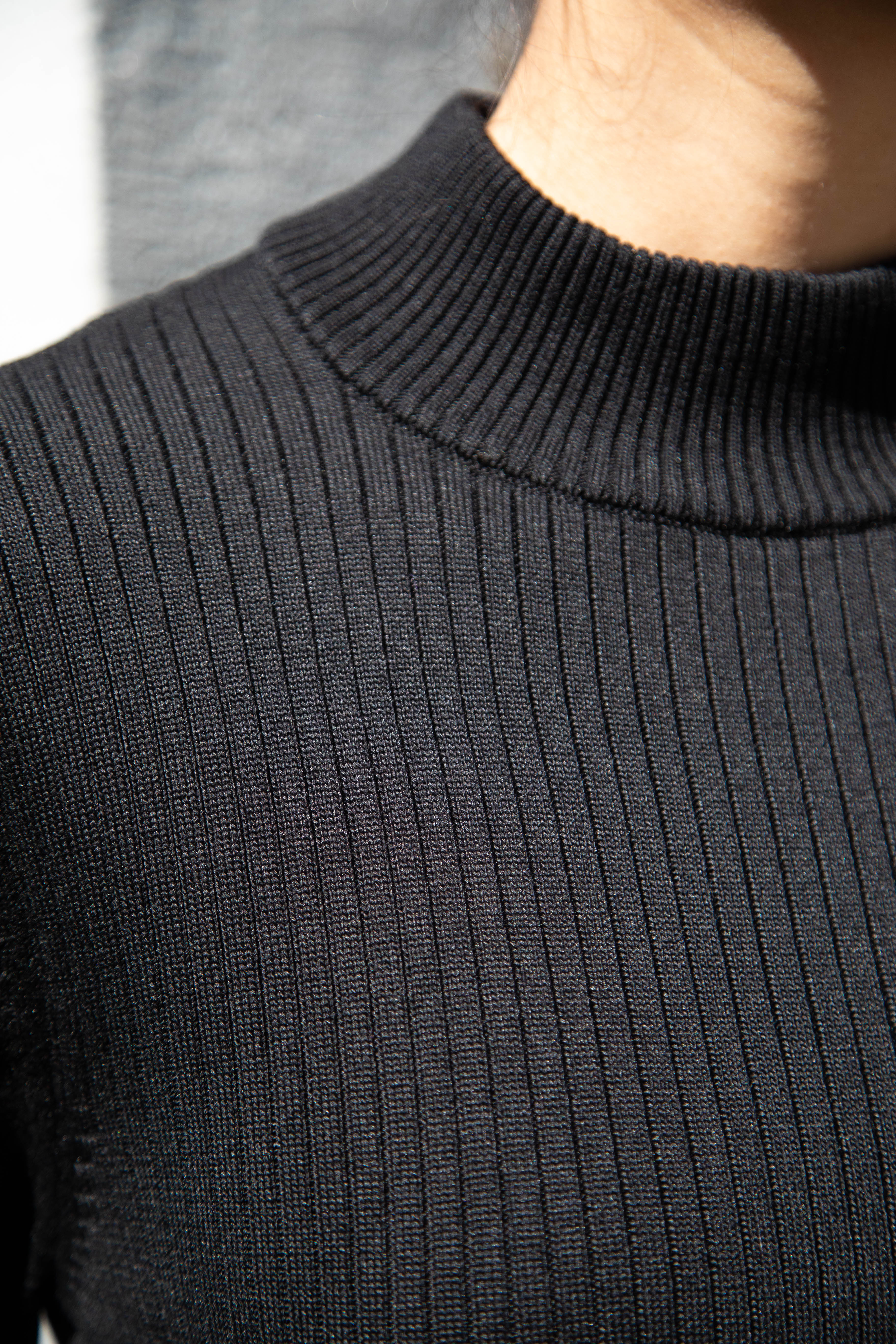 Une Heures Homme Long Sleeve Mock Neck in Noir - Image 3