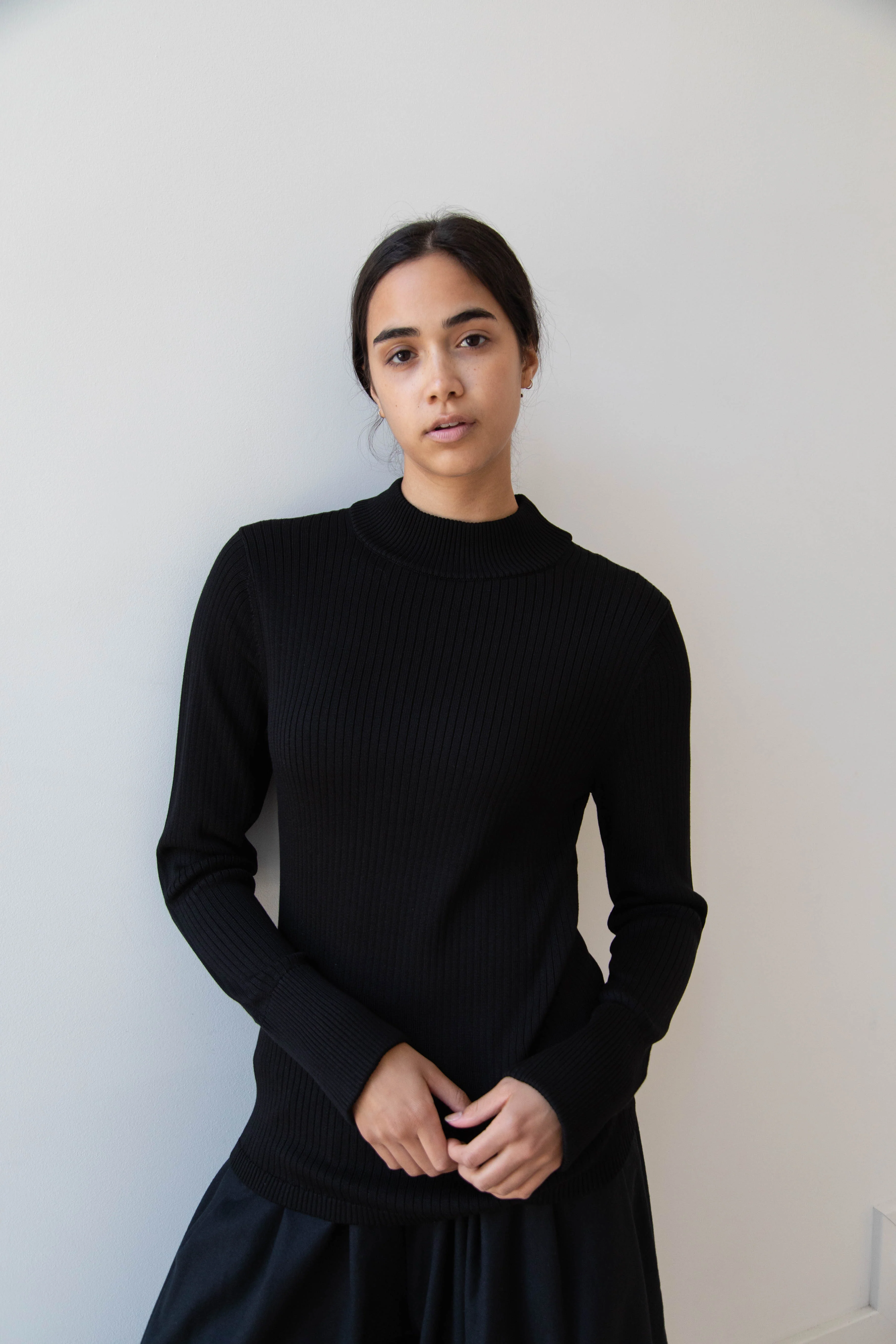 Une Heures Homme Long Sleeve Mock Neck in Noir - Image 4