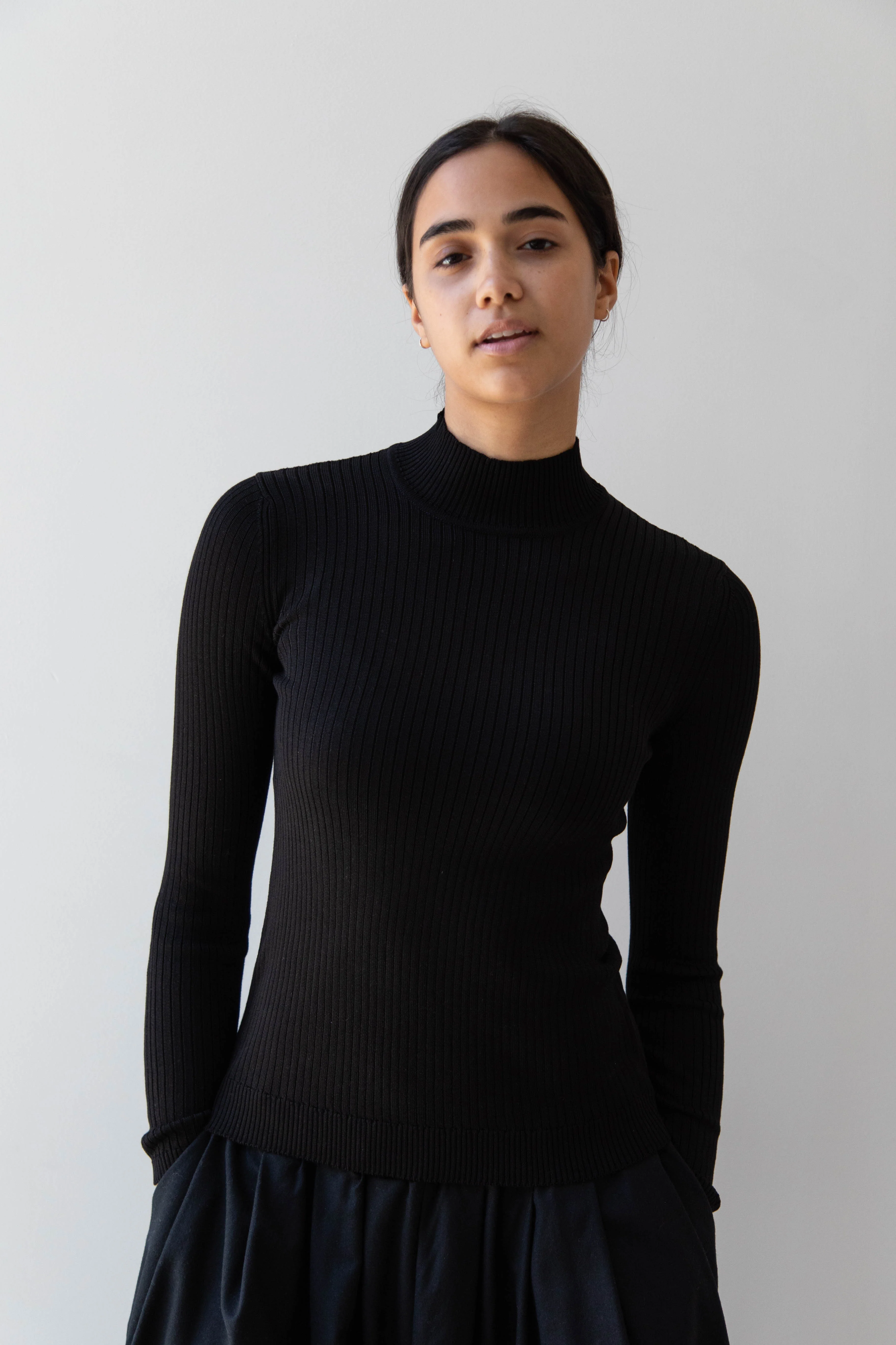Une Heures Femme Long Sleeve Mock Neck in Noir - Image 4