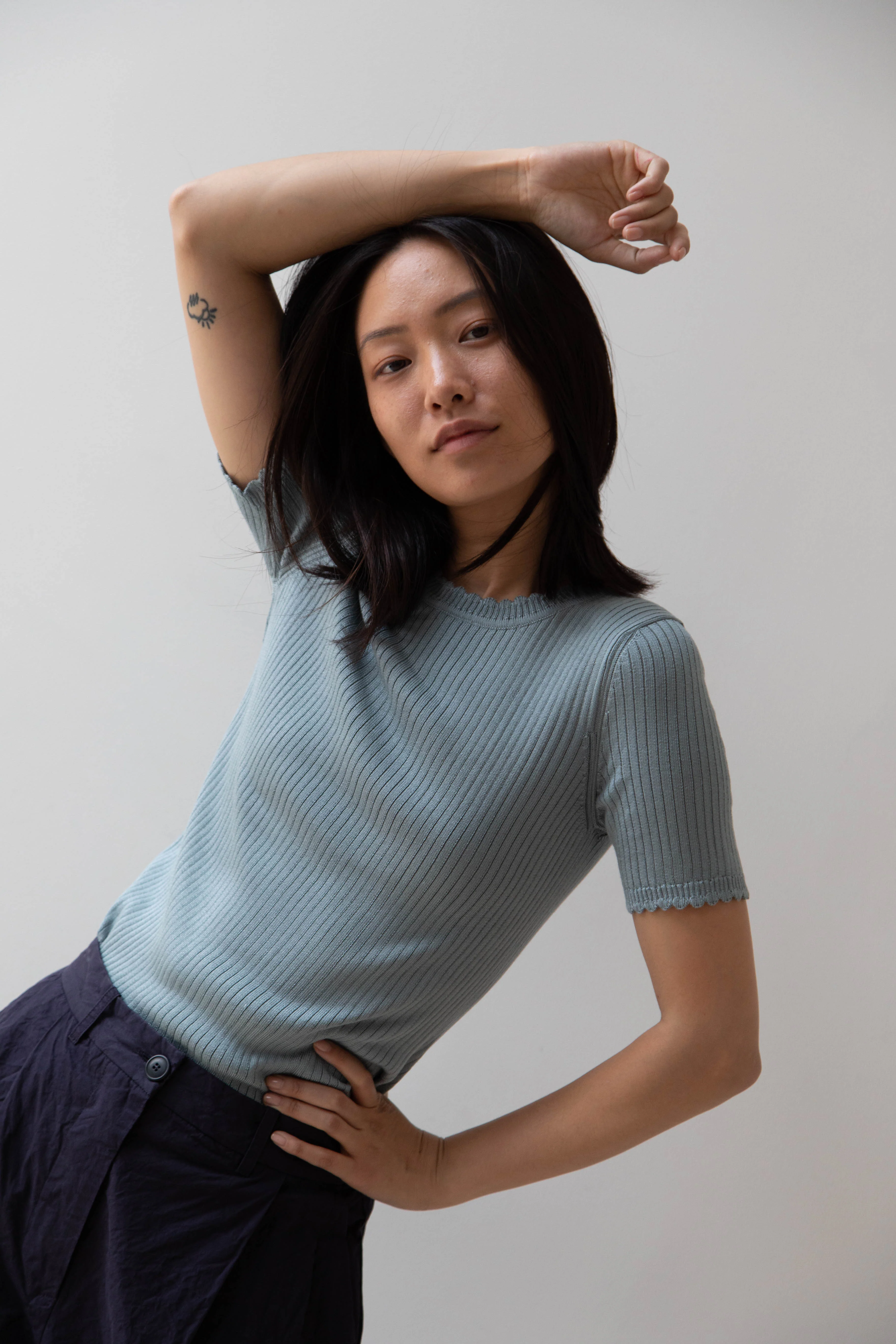 Une Heures | Short Sleeve Scallop in Piscine - Image 19