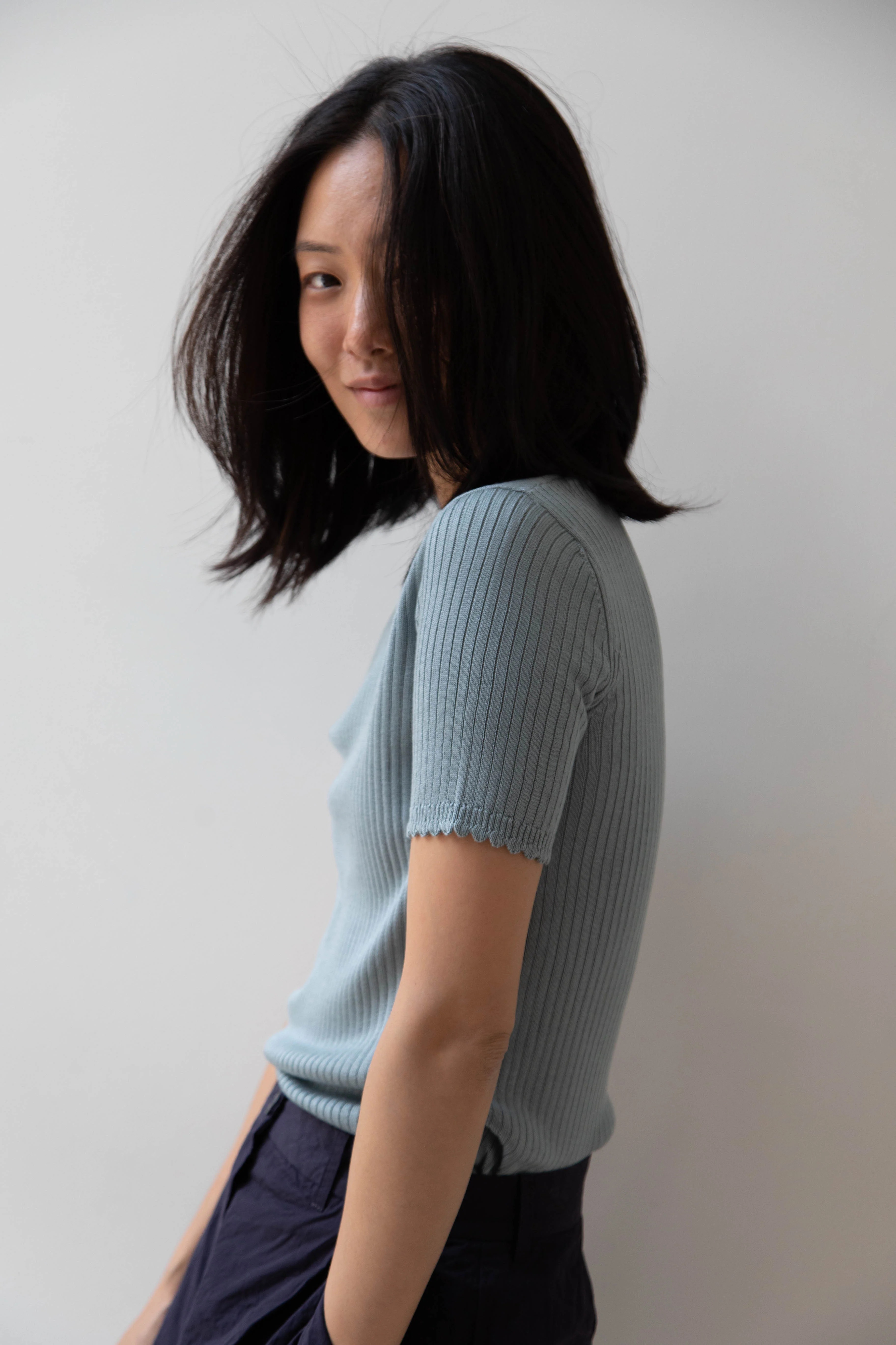 Une Heures | Short Sleeve Scallop in Piscine - Image 20