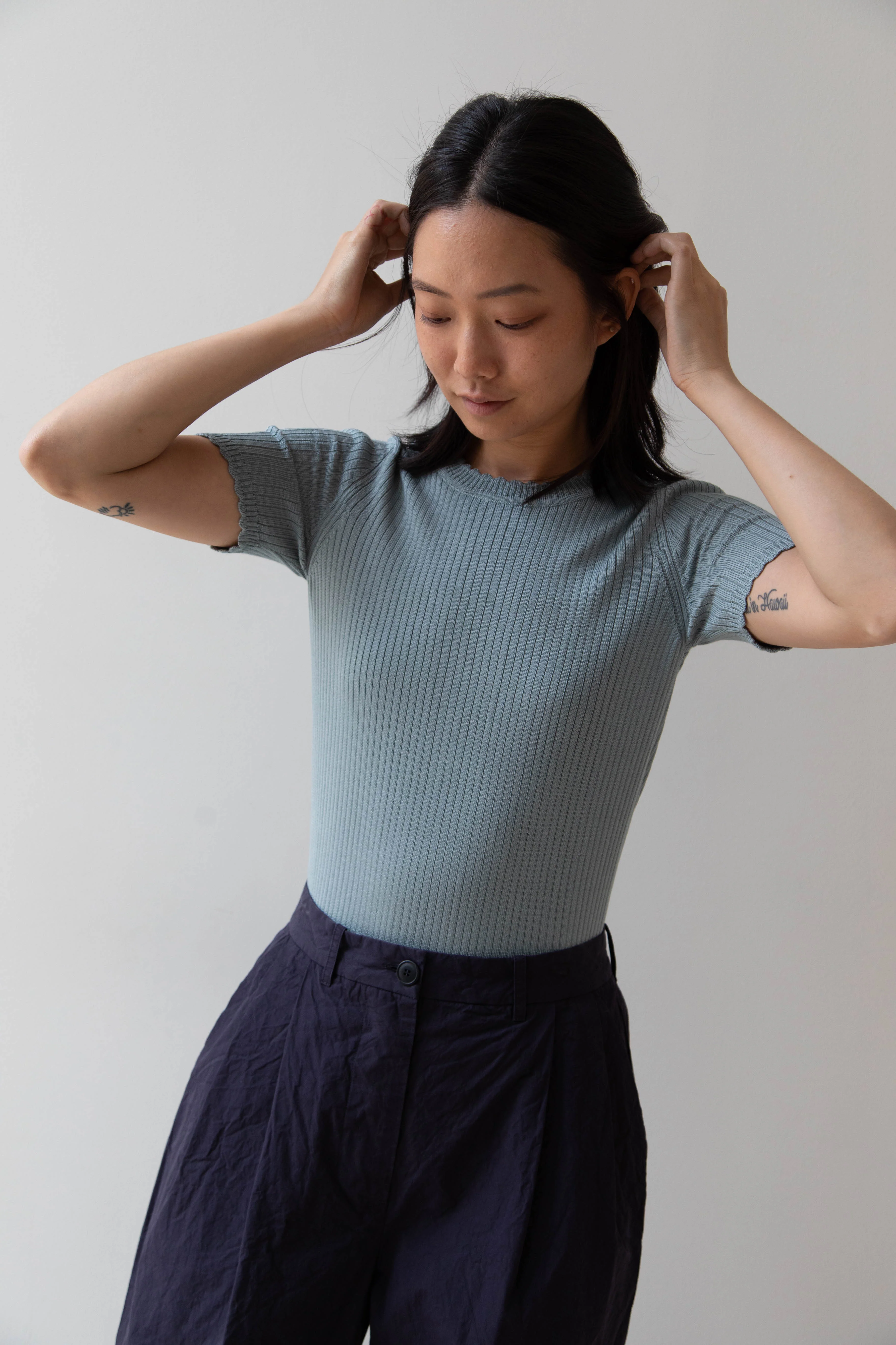 Une Heures | Short Sleeve Scallop in Piscine - Image 4