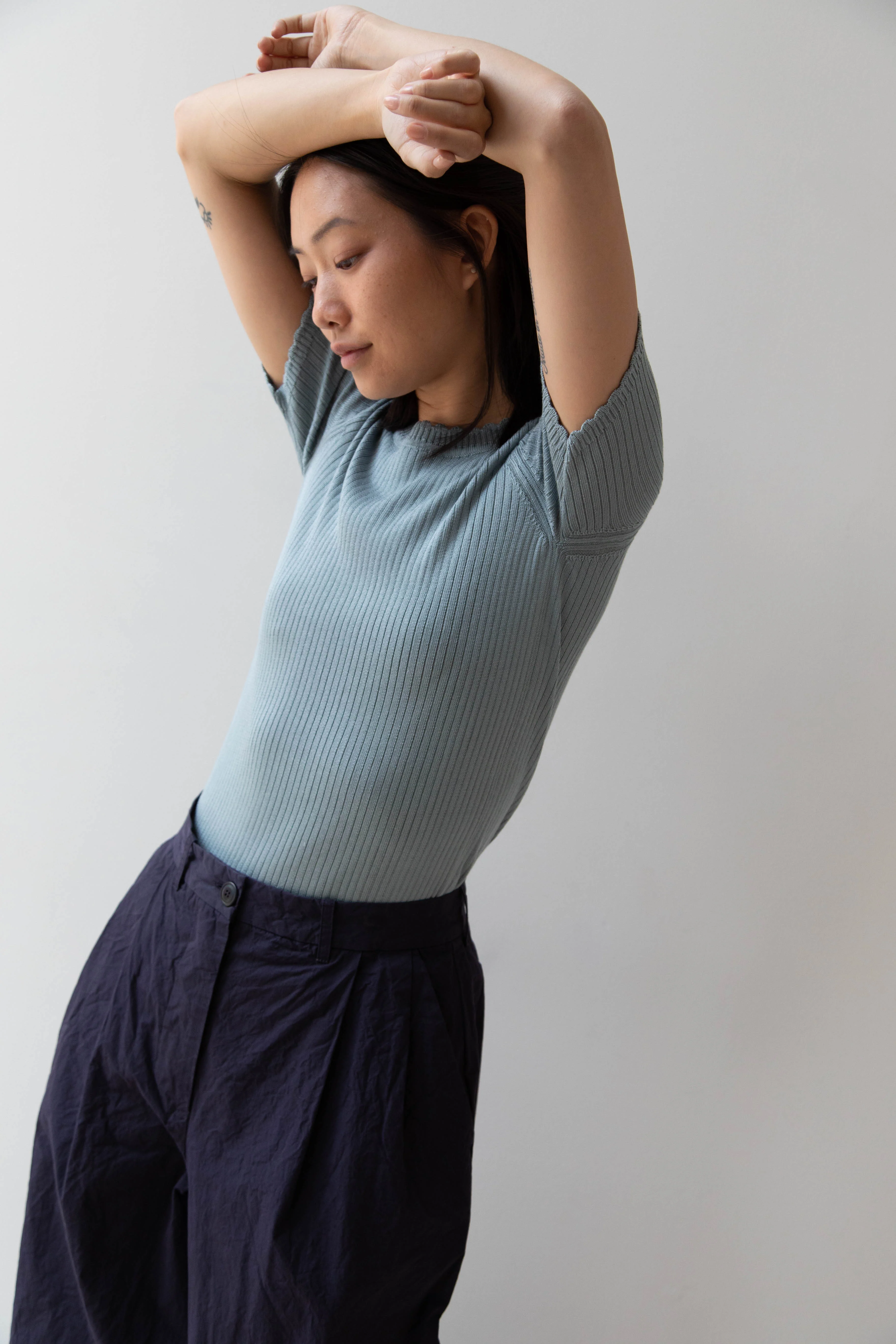 Une Heures | Short Sleeve Scallop in Piscine - Image 5