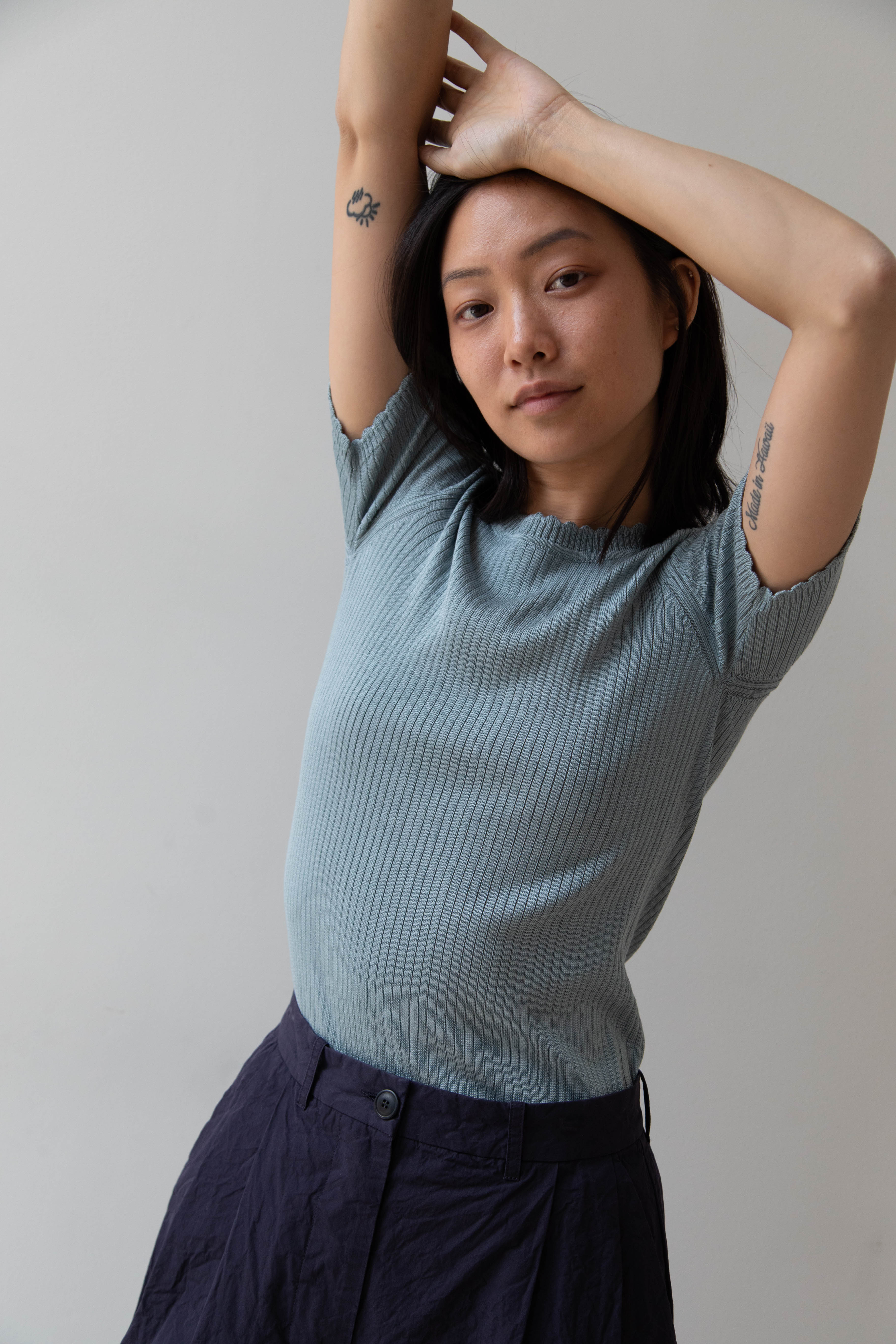 Une Heures | Short Sleeve Scallop in Piscine - Image 6
